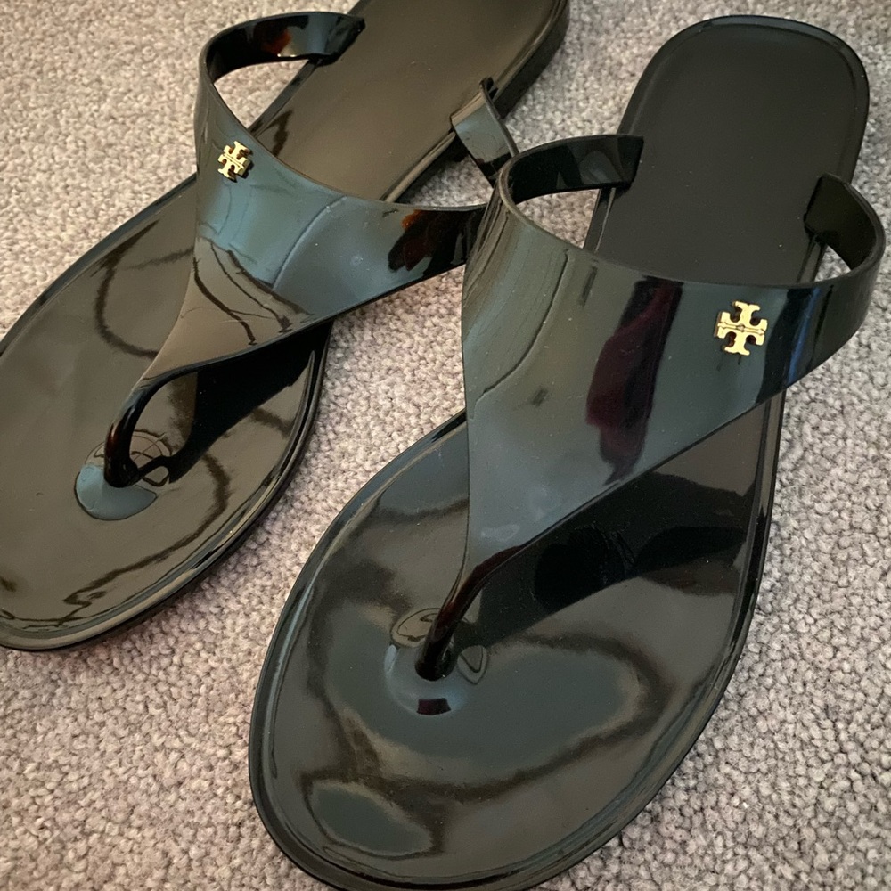 TORY BURCH patent leather flip flops! SIZE 7